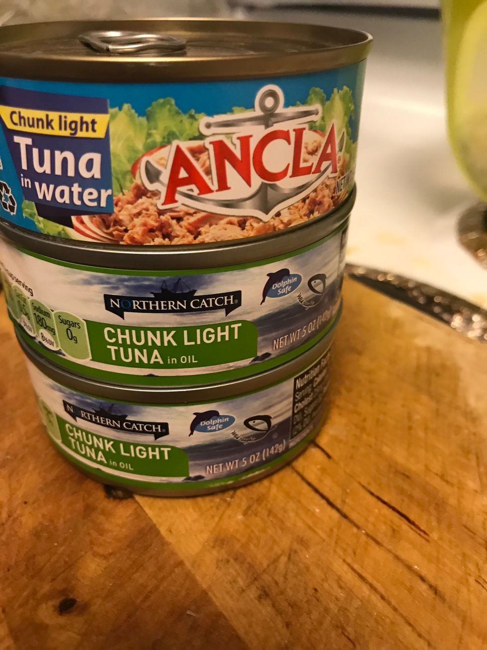 Open tuna and drain the oil or water.