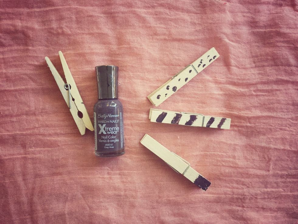 (Optional), take your clothespins and decorate them with paint or other materials, bringing color to the product.