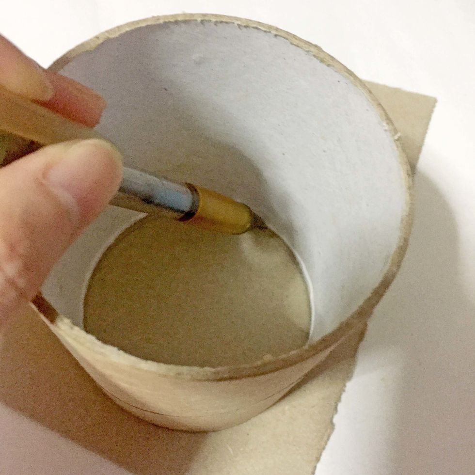Optional: To create some dimension for the lid, trace out a smaller circle from the inside of the toilet roll using a mechanical pencil.