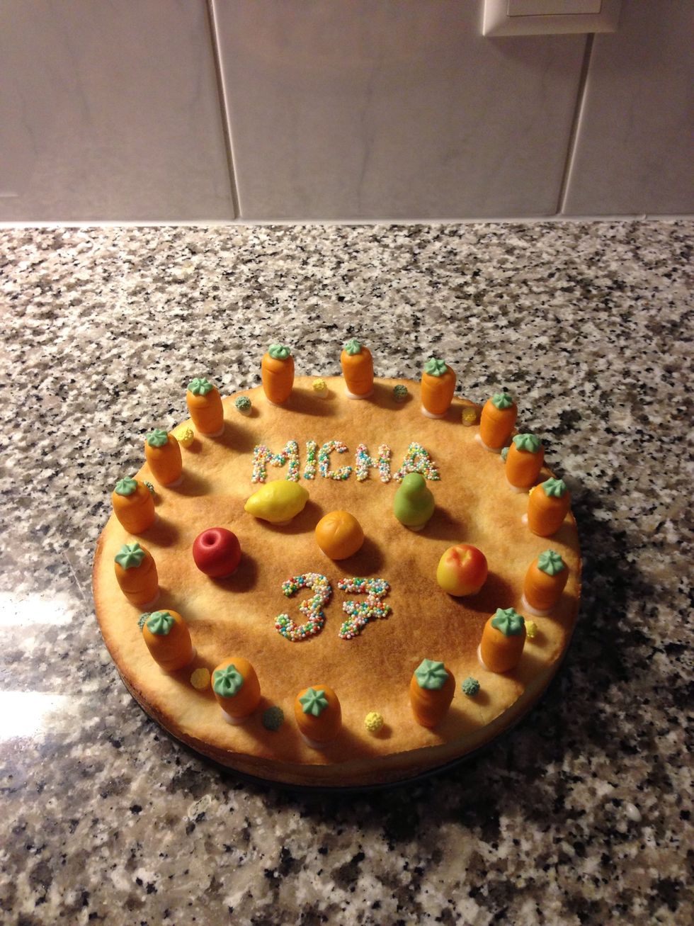 Optionally, you add sweets you like on the Nusstorte.