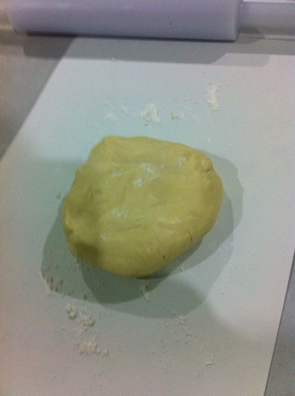 Or if U really R excited to taste d cookie u can let it rest for 30 mins. Here is the dough that I have taken out from the mixer. Don't forget to sprinkle ur mat w/flour!:) Divide the dough in 2.