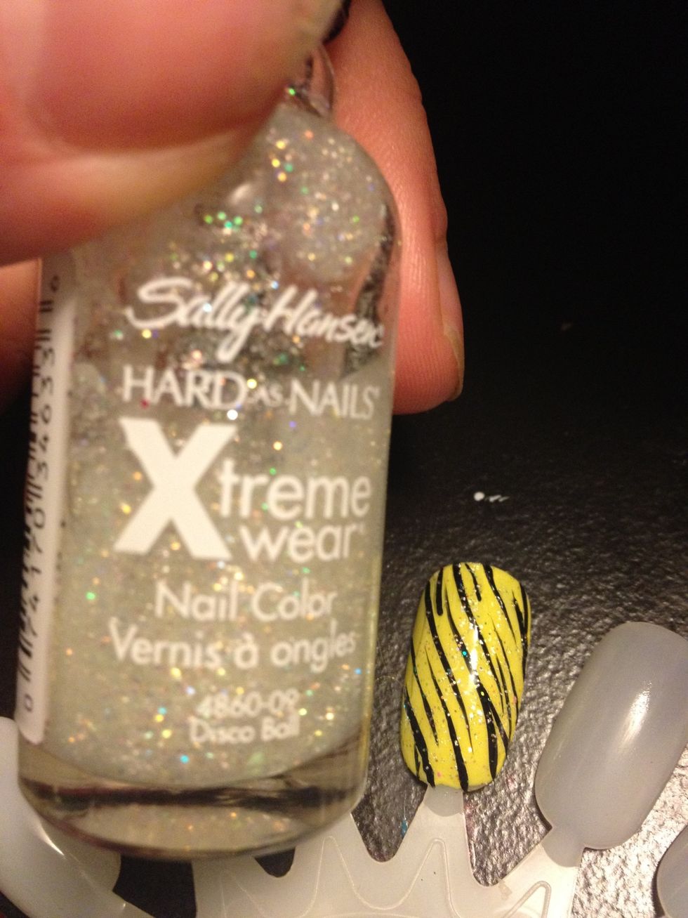 Or if your like me, you can add some glitter to give it a dramatic effect, I recommend a fine glitter polish. And that's it, I hope you enjoyed my zebra tutorial.