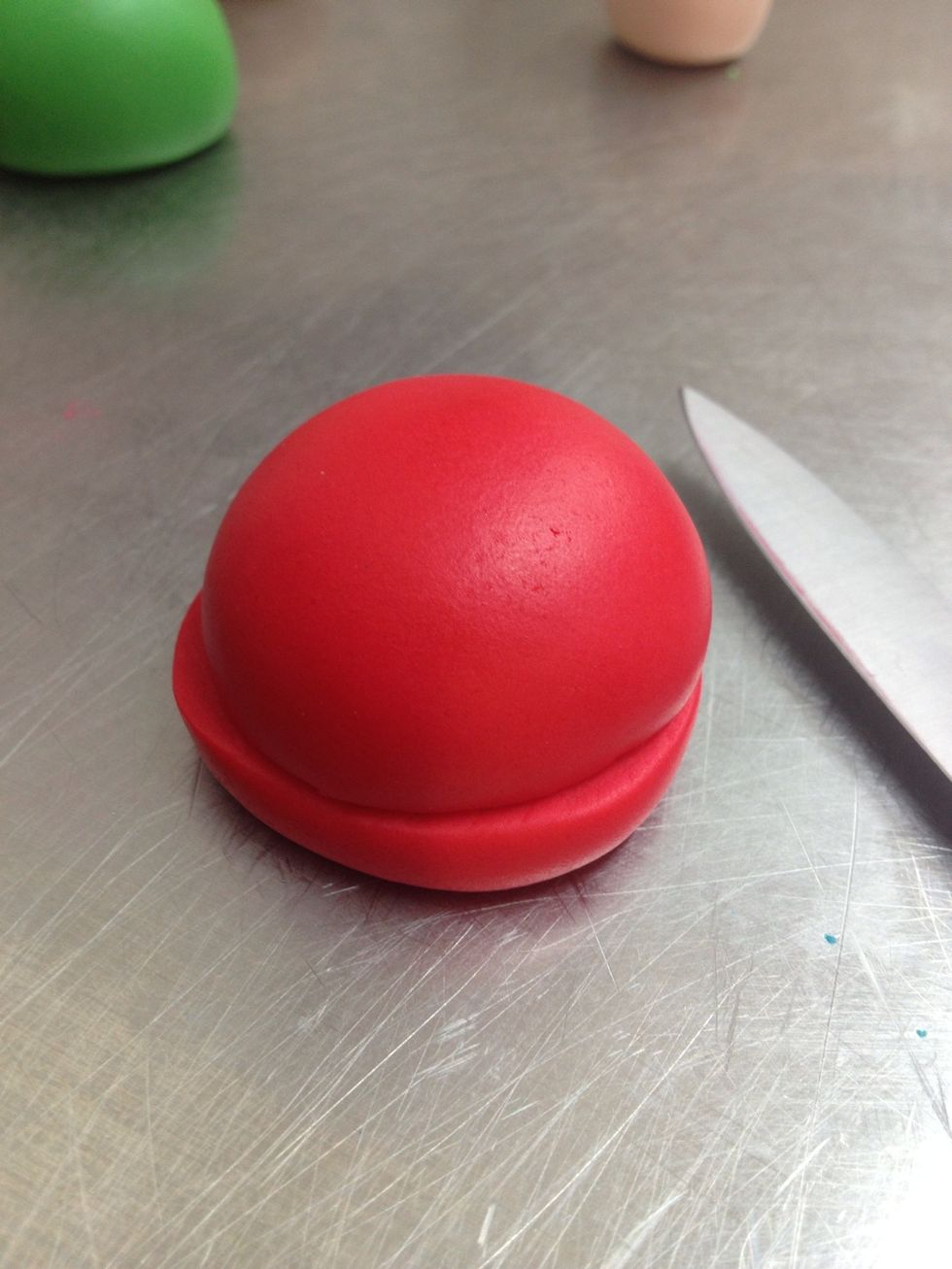 Ora con il coltellino andiamo a eliminare circa 5 mm di pasta nella parte inferiore