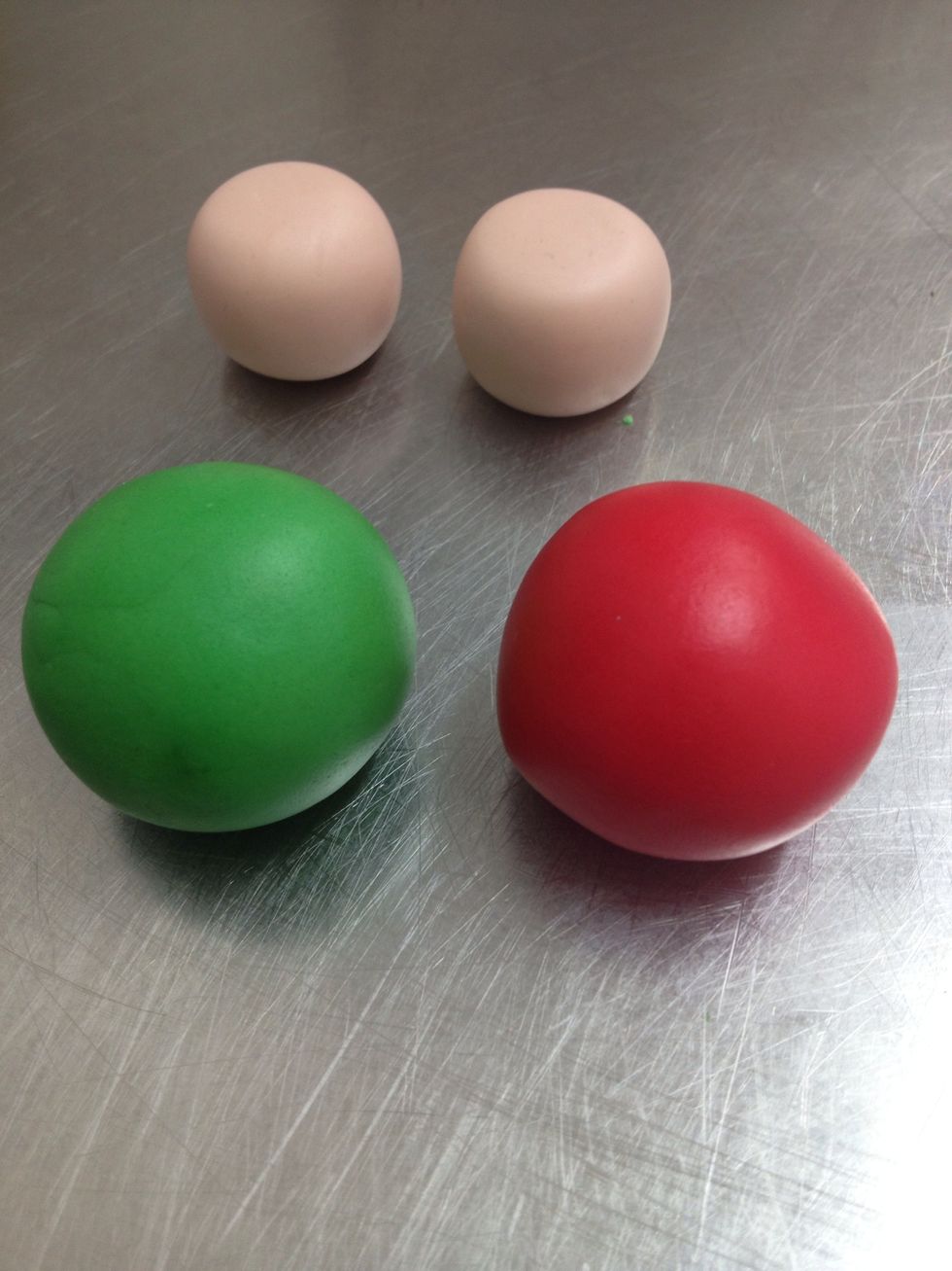 Ora prendiamo la pasta rossa e verde in egual quantit\u00e0