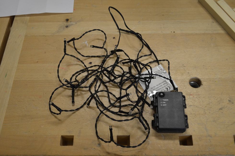 Ordna en batteridriven ledljusslinga. Den jag anv\u00e4nder har 30 st led. Du kan ju naturligtvis g\u00f6ra granen utan ledslinga och m\u00e5la den med snygga f\u00e4rger eller varf\u00f6r inte en sj\u00e4lvlysande f\u00e4rg.