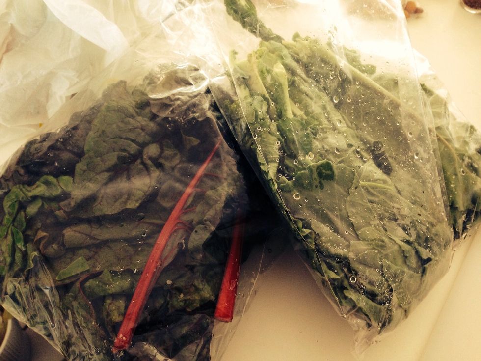 Organic kale and spinach straight from the market!!! Remember to rinse or you might squish some worm juice into your green liquid!! :p