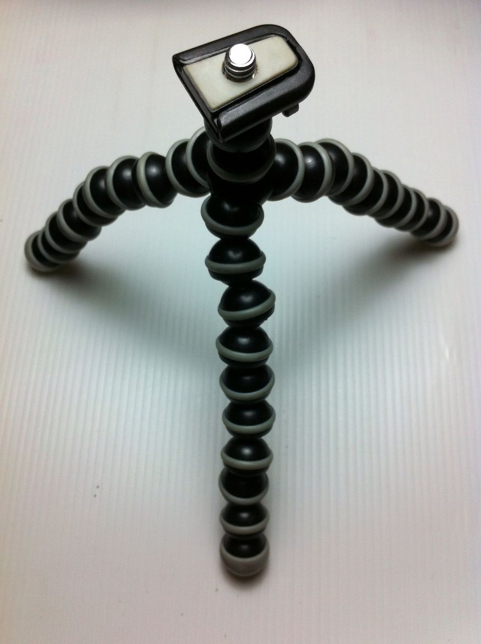 Original mini gorilapod, it's purpose for pocket camera with standart screw mounting, but others device i.e mobile phone can't use this without case adapter or special tripod mounting