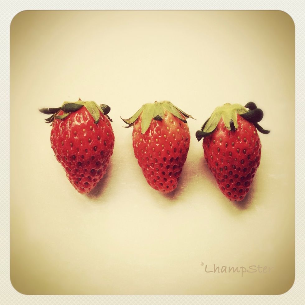 Original photo, which i desire to make the middle strawberry stand out.