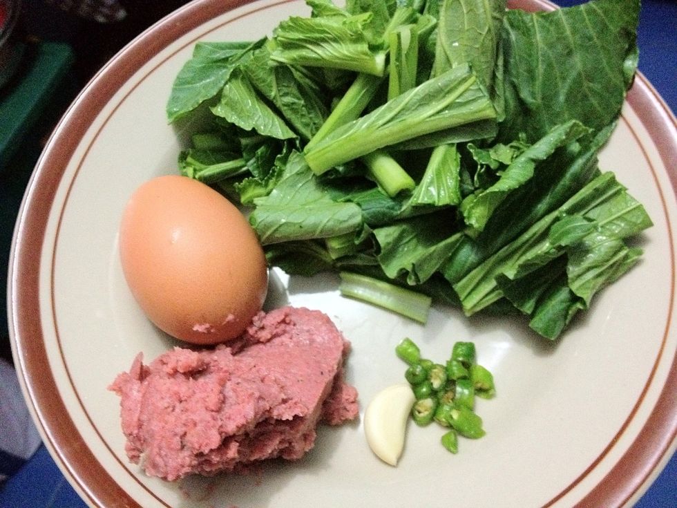Other than noodles, these are the basic component: egg, corned-beef (for healthier recipe, use fresh minced-beef), garlic, small green chilis (or u can use thai bird-eye) and green leaves.