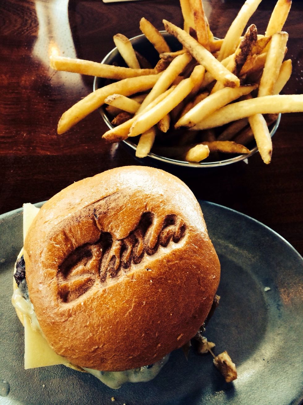 Otras comidas y bebidas: Hamburgesas, ensalada, agua, Coca-cola