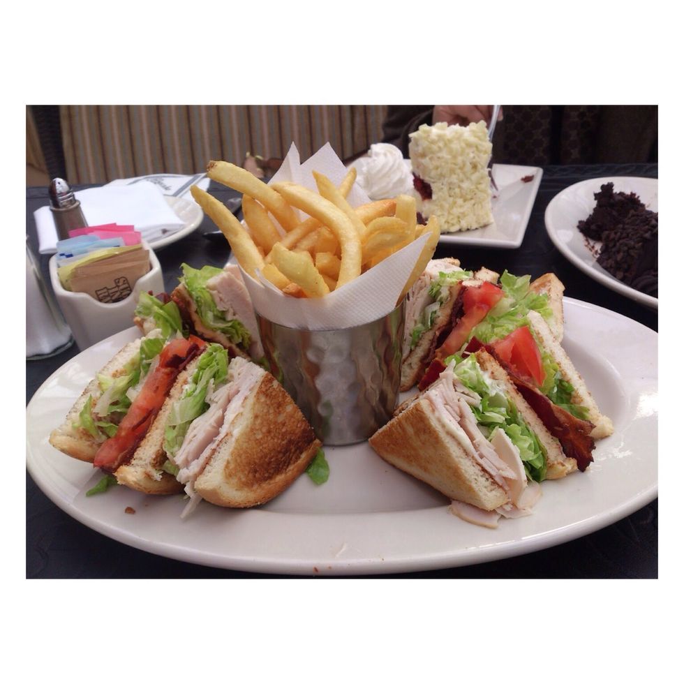 Otro plato principal es un s\u00e1ndwich de jam\u00f3n con patatas fritas. \ud83c\udf5f