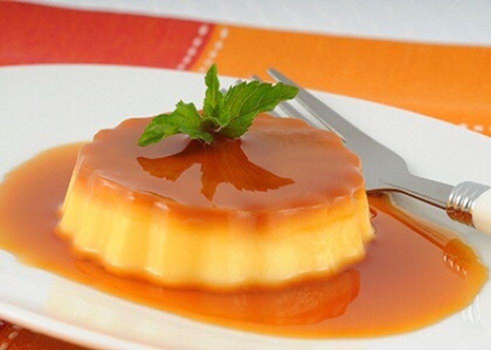 Otro postre es Flan. Es un postre popular y comen.