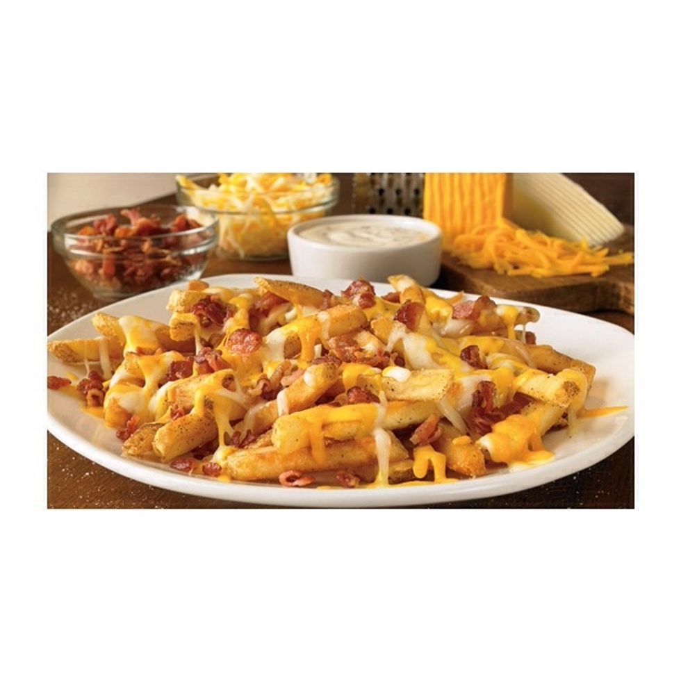 Otros comidas y bebidas son papas con queso y t\u00e9 helado.