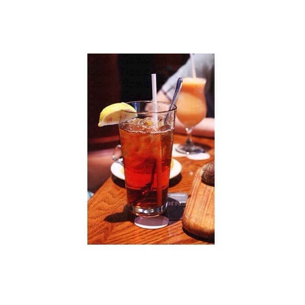 Otros comidas y bebidas son papas con queso y t\u00e9 helado.