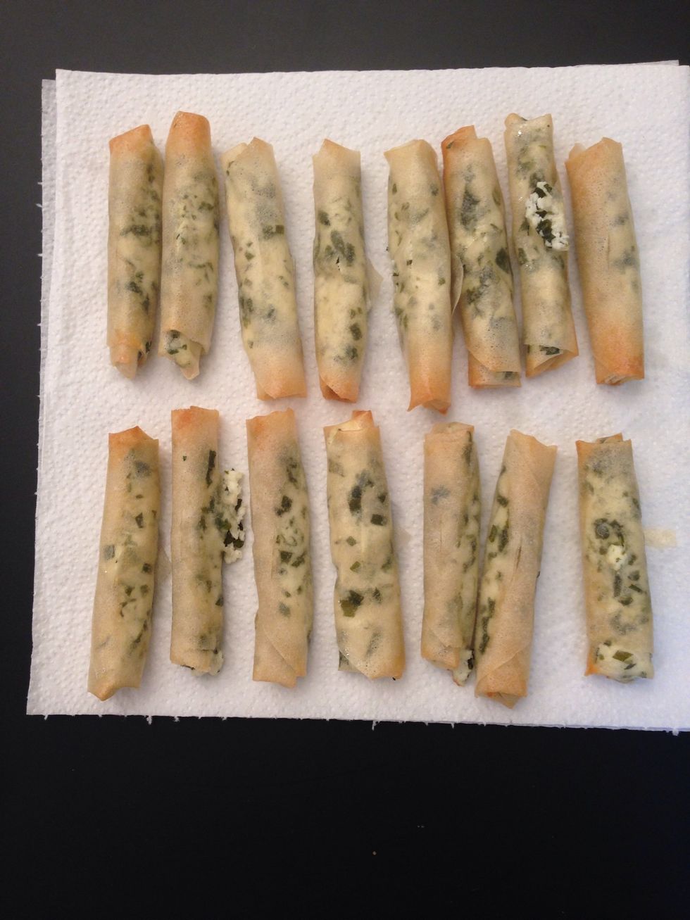 Out of the oven, transfer the rolls on kitchen paper which will absorb the extra olive oil