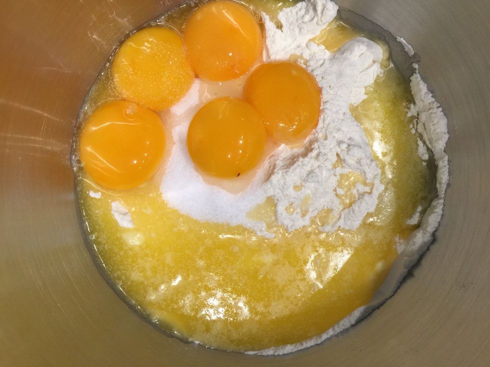 Out the melted butter+the egg yolks+the sugar+ the salt. Mix and start adding the flour