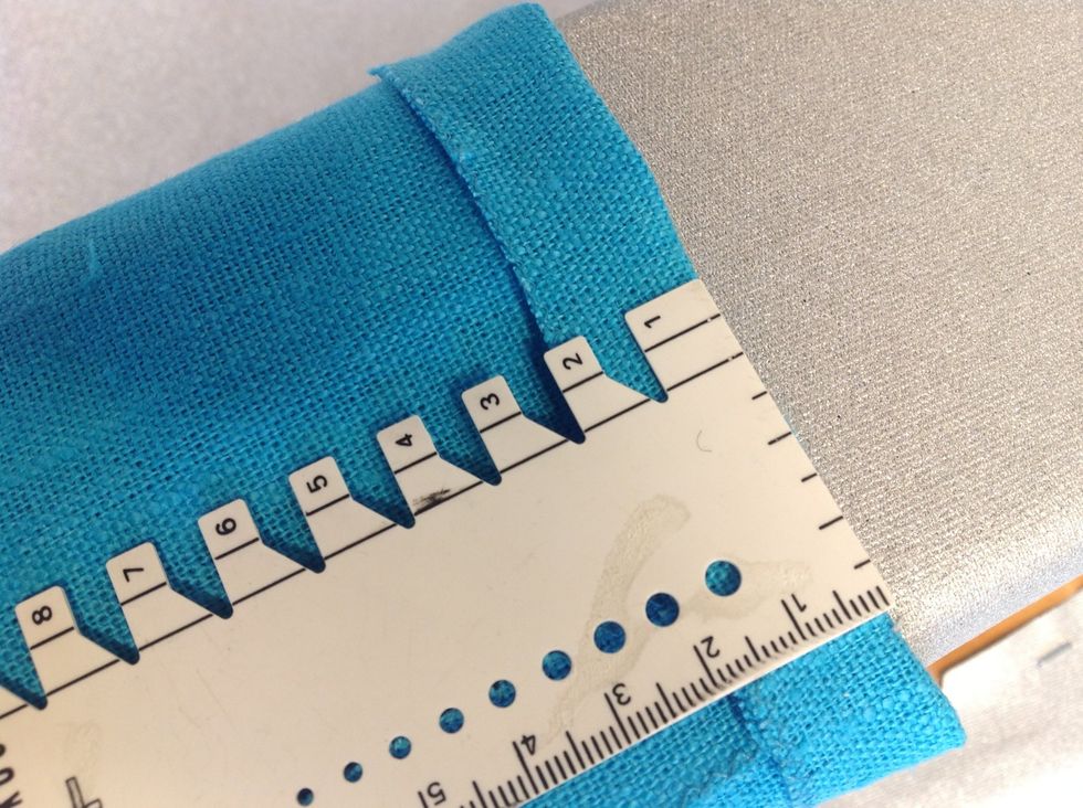 Ovankanten ska vikas ner 2 cm mot avigsidan. Stryk p\u00e5 kanten s\u00e5 den ligger j\u00e4mt och fint n\u00e4r du ska sy sista s\u00f6mmen.