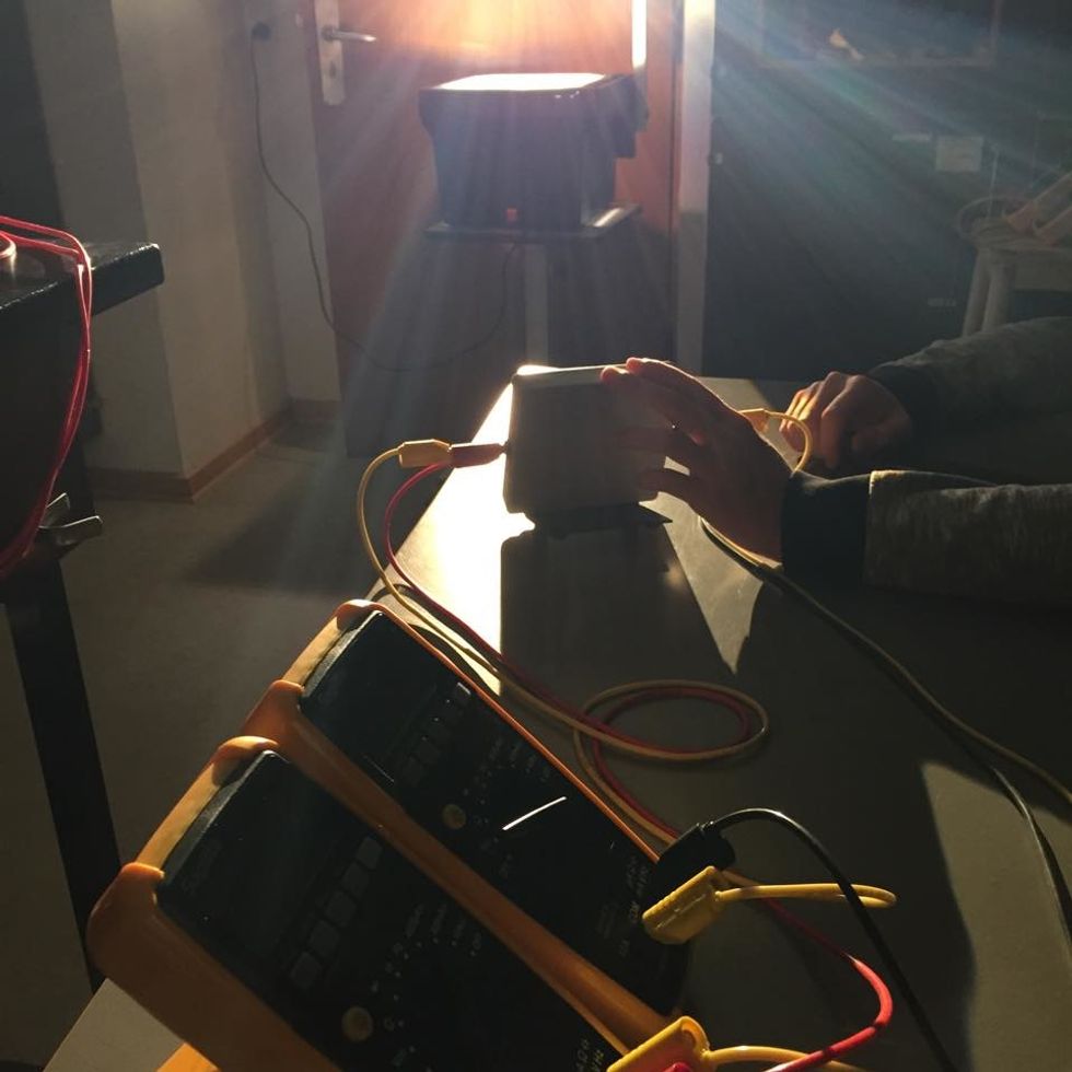 P\u00e5 billedet kan man se vores fors\u00f8gs opstilling. Vi brugte en solcelle, 2 multimeter, en overheadprojektor, en vinkelm\u00e5ler og 4 ledninger