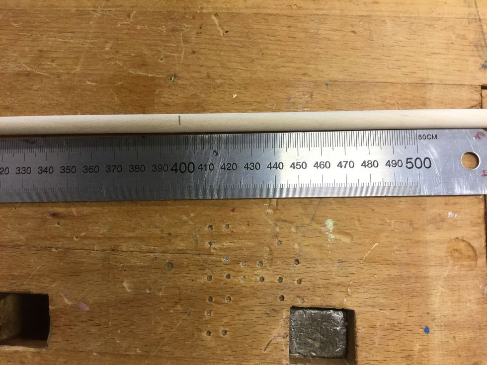 P\u00e5 den rundstaven som \u00e4r 8 mm tjock m\u00e4ter du ut 40 cm. S\u00e5ga av med konturs\u00e5gen.