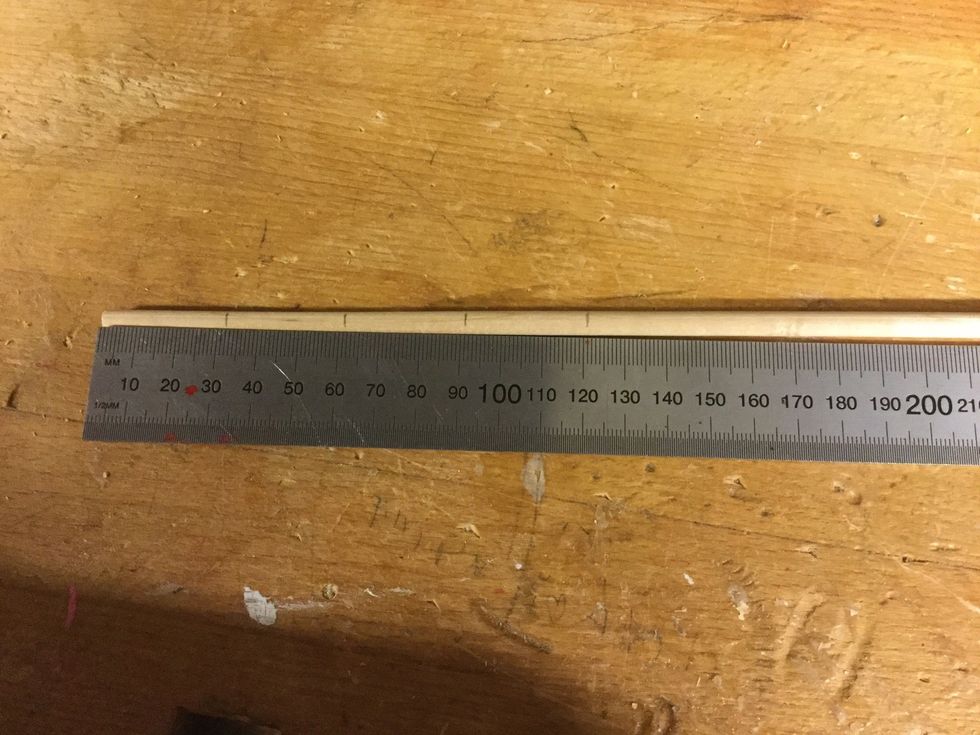 P\u00e5 den tunnare rundstaven (6 mm) m\u00e4ter du upp fyra bitar som \u00e4r tre cm l\u00e5nga.