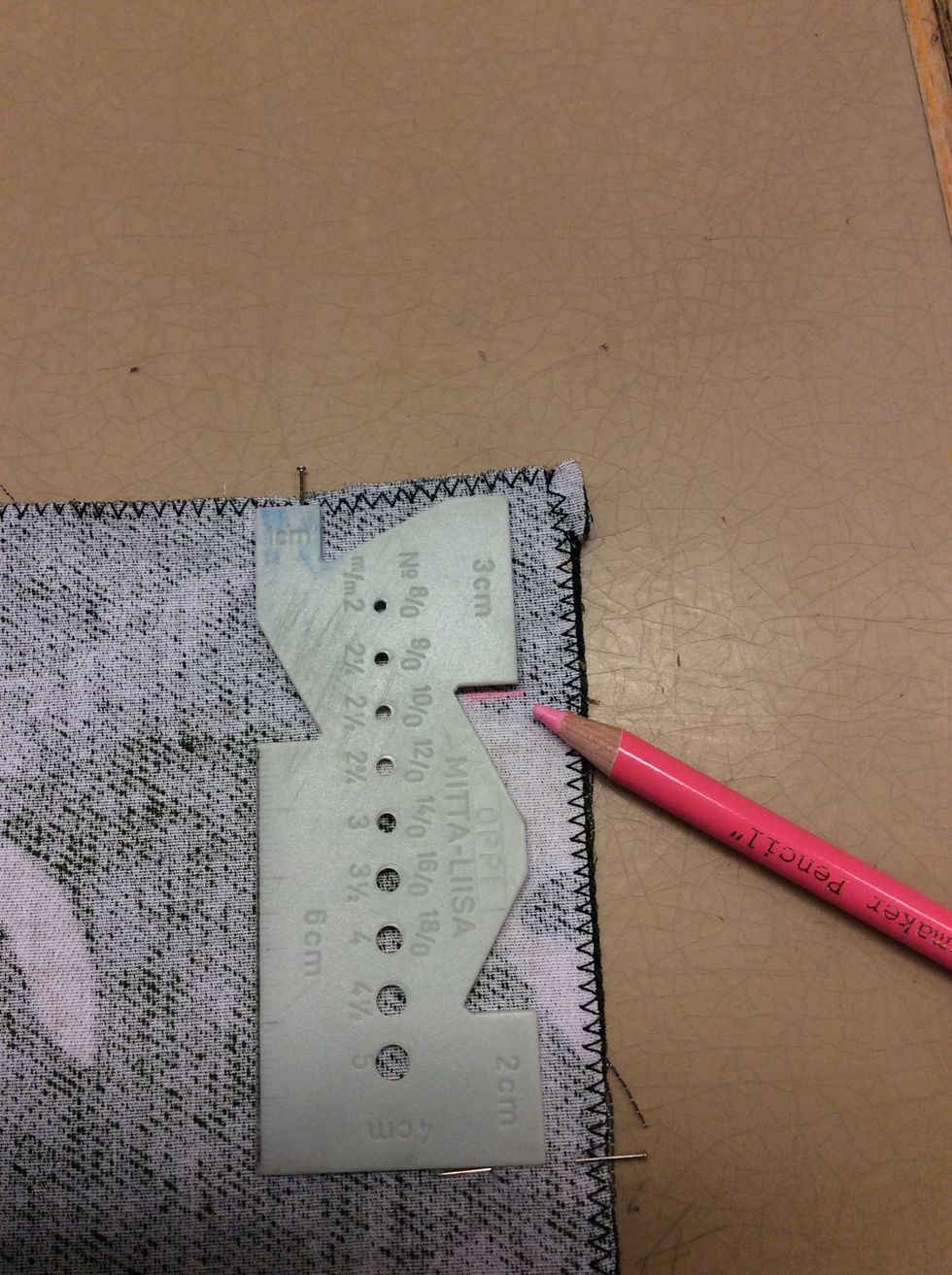 P\u00e5 ena l\u00e5ngsidan: m\u00e4t 3 cm ner fr\u00e5n zick-zacken med en m\u00e5tt-Lisa och g\u00f6r en tv\u00e4rmarkering.