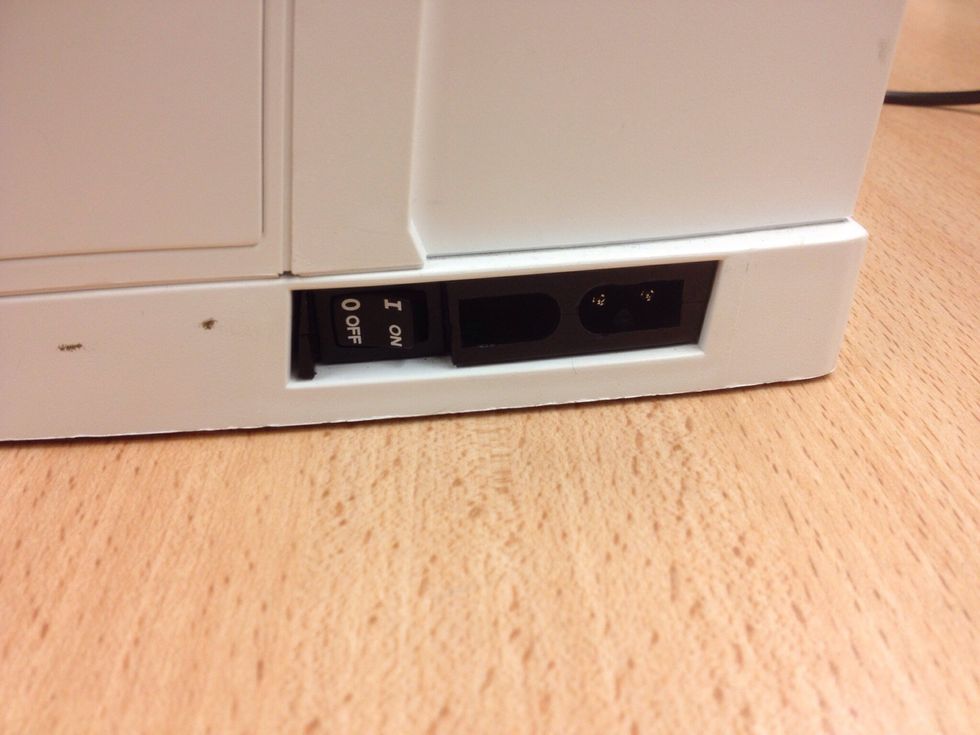 P\u00e5 h\u00f6ger sida ska sladdarna s\u00e4ttas in.