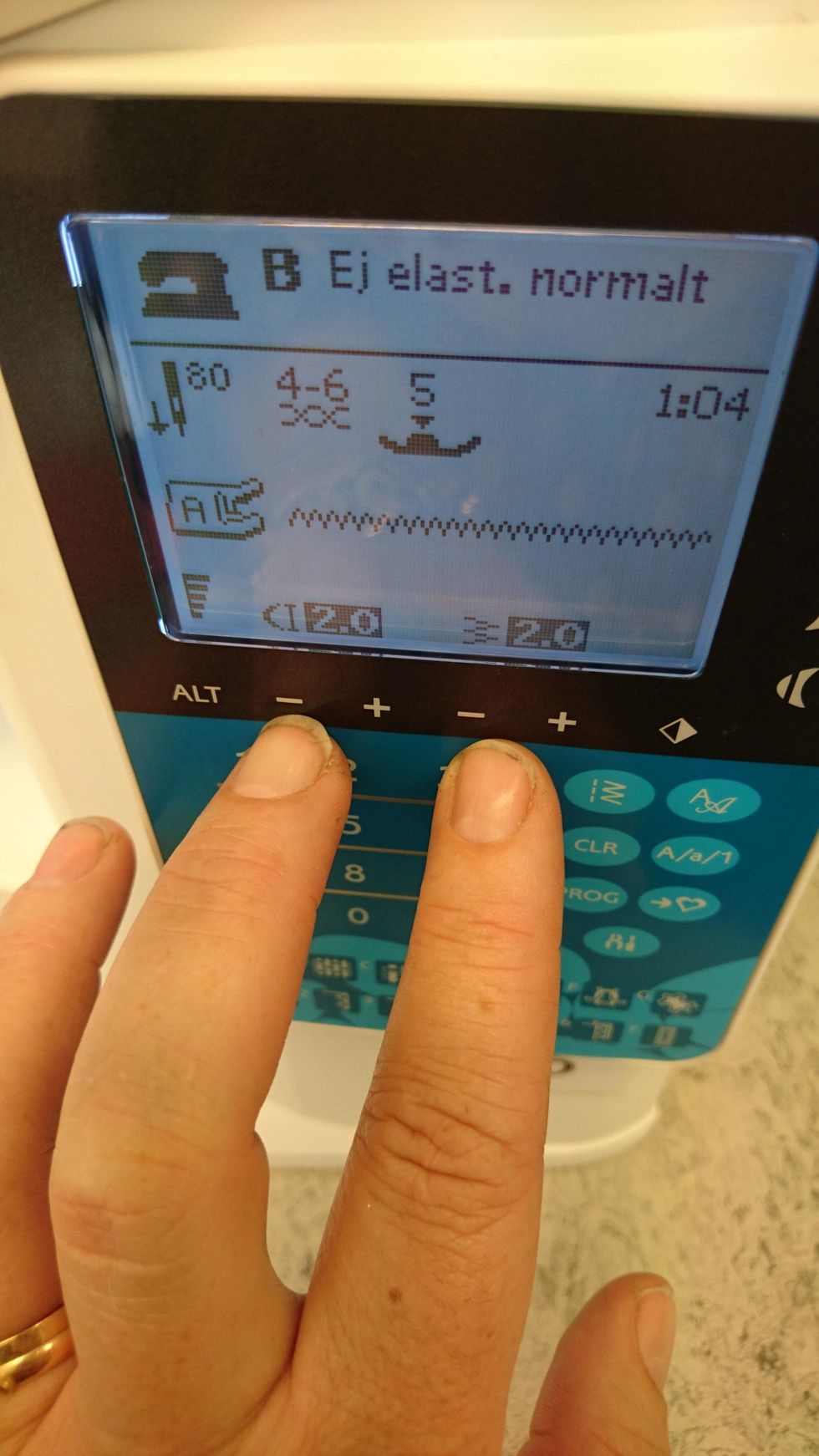 P\u00e5 opalen ska man trycka 4 f\u00f6r sicksack och minska stygnl\u00e4ngden till 2.0 och stygnbredden till 2.0