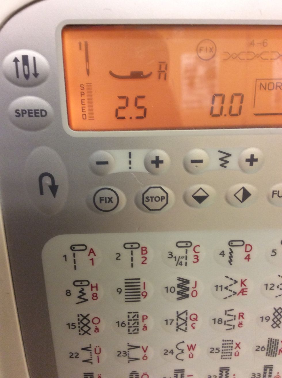 P\u00e5 symaskinerna finns en knapp som det st\u00e5r "fix" p\u00e5. N\u00e4r man trycker p\u00e5 den och sen gasar kommer symaskinen att sy 4-5 stygn p\u00e5 samma plats. Detta f\u00e4ster tr\u00e5den s\u00e5 att den inte kan g\u00e5 upp.