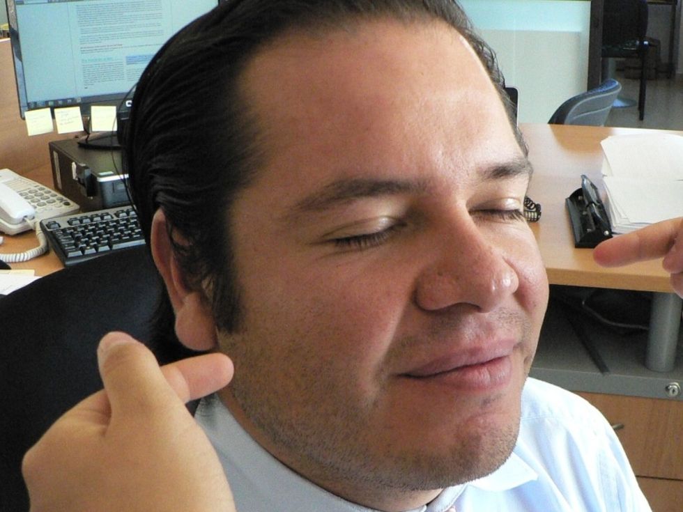 P\u00eddale al paciente que cierre sus ojos. Toque de manera simultanea al paciente en los dos lados del cuerpo. Preg\u00fante si nota algo. Normalmente se sienten ambos est\u00edmulos