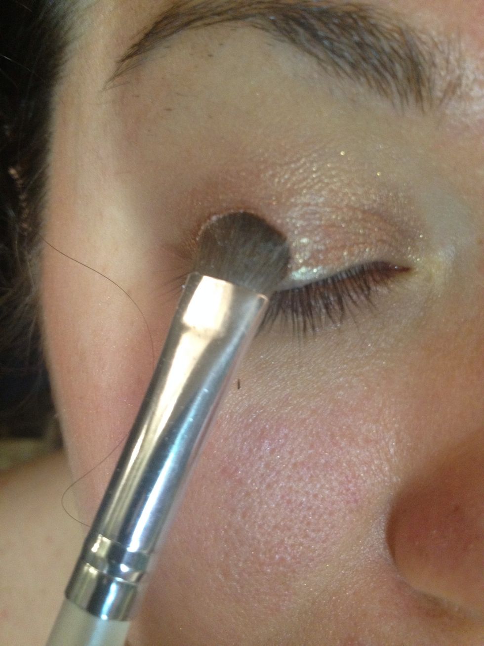 Pack onto lid with a flat shadow brush