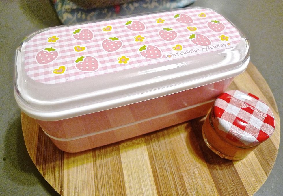 Pack together the lunchbox for the rice bento, chicken and sauce.