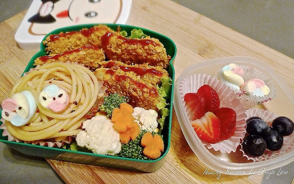 Pack together with some colourful mixed fruits for an added colour boost and a healthy lunch meal.