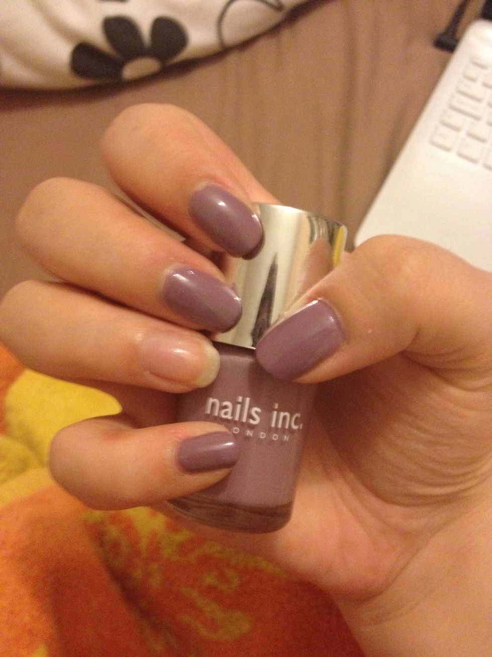 Paint 2 coats of your chosen colour on 4 of your nails (I used nails inc in 'lowndes square') and leave to dry.