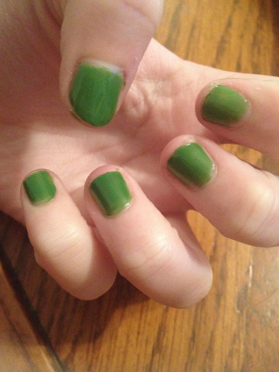Paint all nails green
