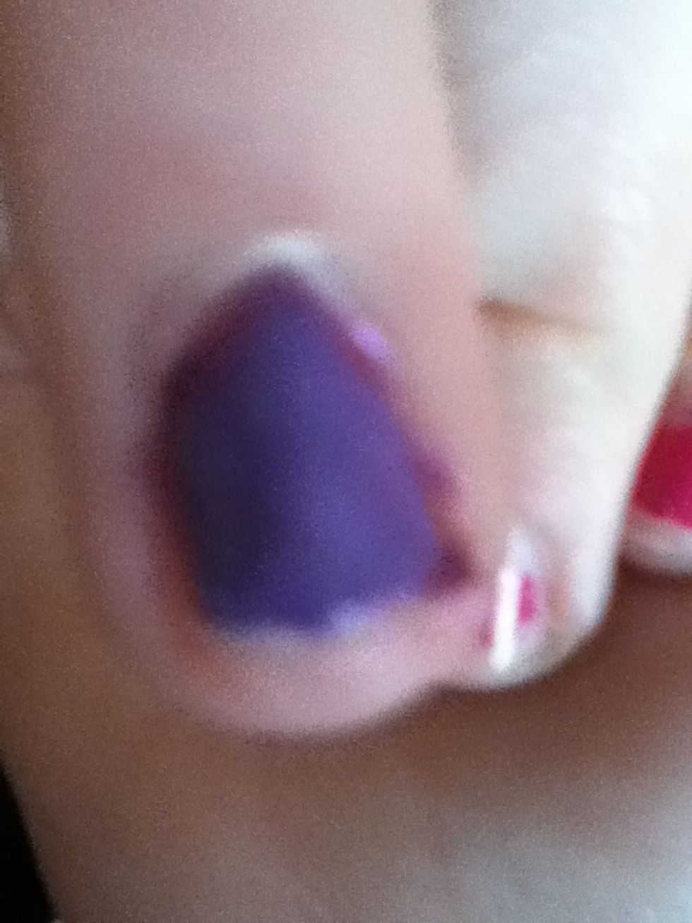 Paint another thick coat of the paler nail varnish over the darker one