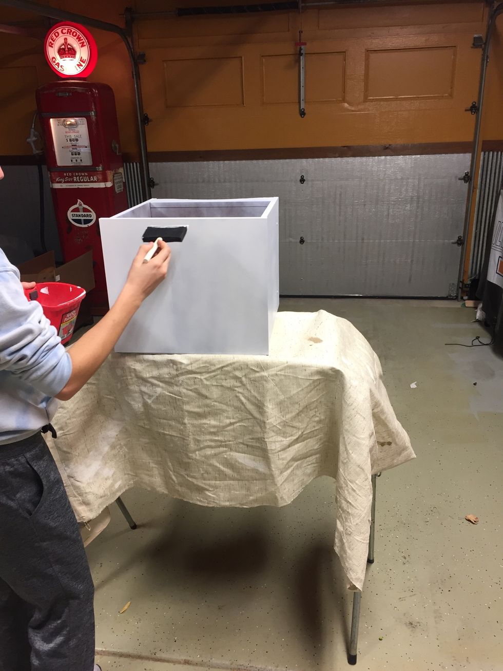 Paint table with white paint