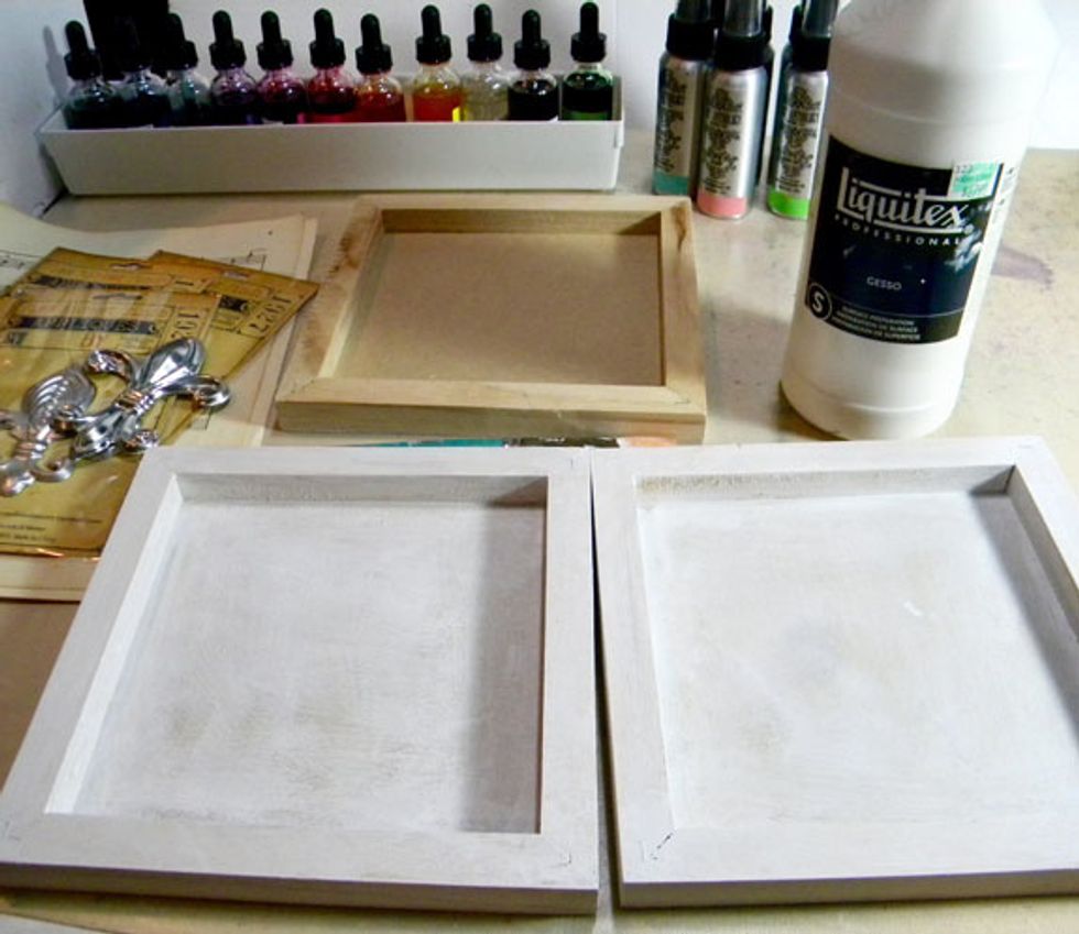 Paint the back of the wood canvases with gesso and let them dry.