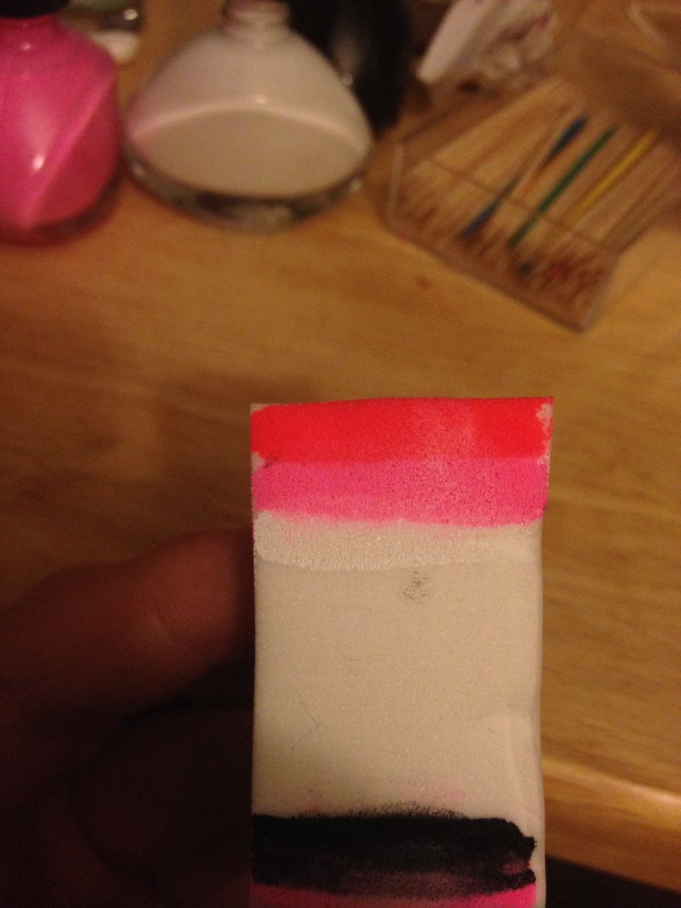 Paint the colors on the sponge ((in any order you wish))