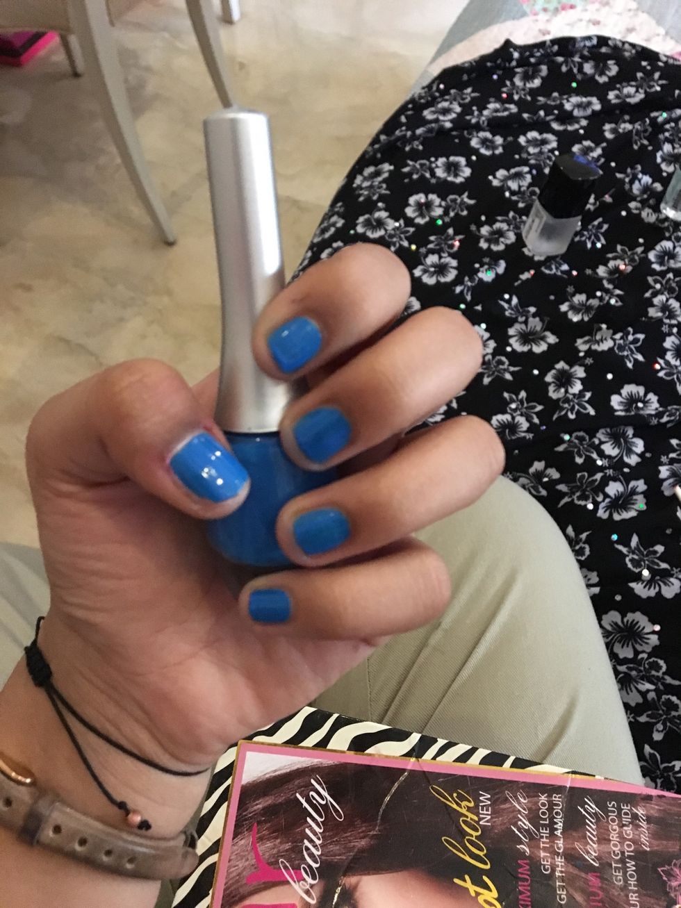 Paint ur nails blue