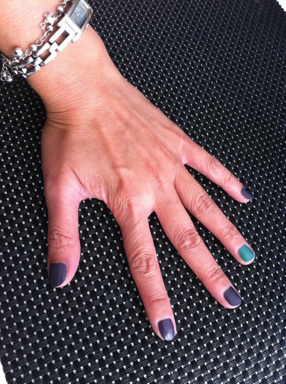 Paint your accent fingers with another colour.