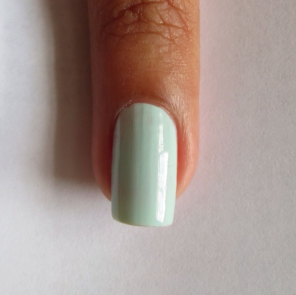 Paint your nail with 2 coats of mint green polish (or any other desired base colour)