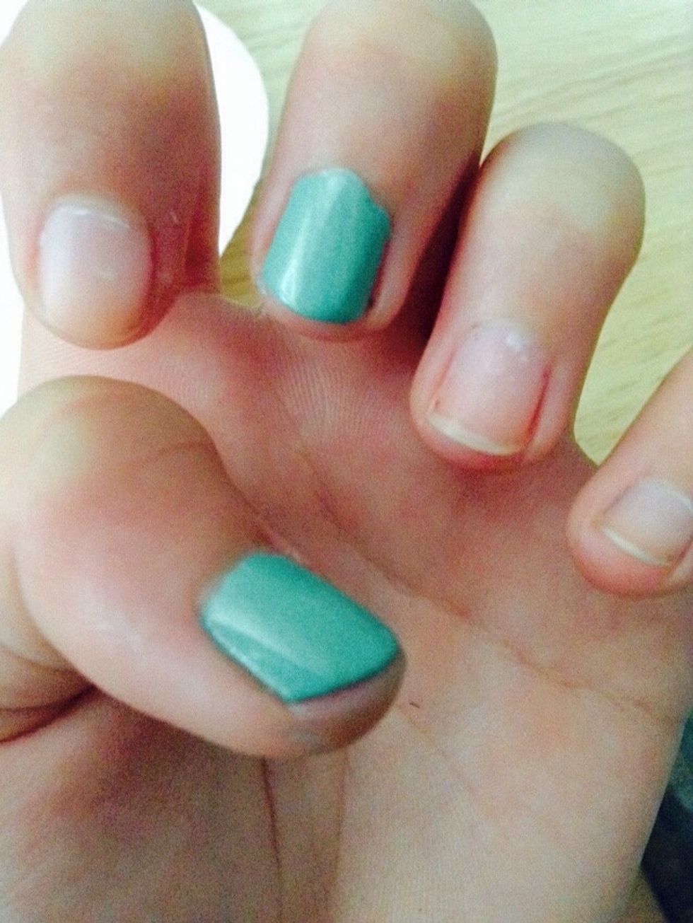 Paint your pinky, middle finger, and thumb mint