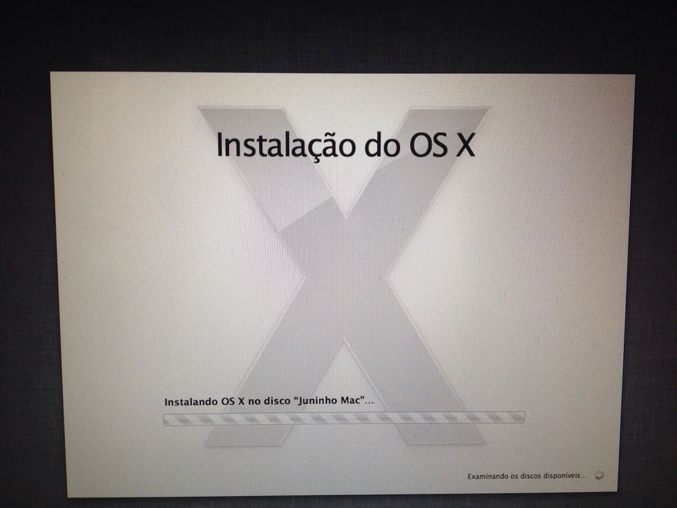 Pantalla y barra de progreso de la instalaci\u00f3n. Esta etapa varia de tiempo. La barra promedia 30 minutos de trabajo pero puede subir o bajar de tiempo en el proceso. Tome una cerveza y fume un pucho.