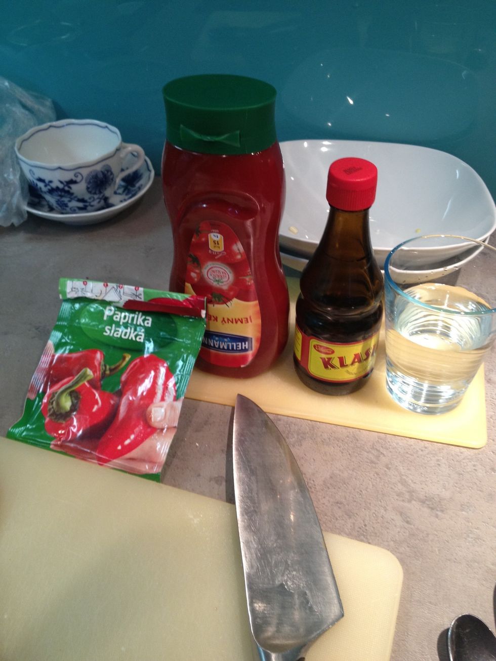 Papriku, ke\u010dup, pol\u00e9vkov\u00e9 ko\u0159en\u00ed a vodu.