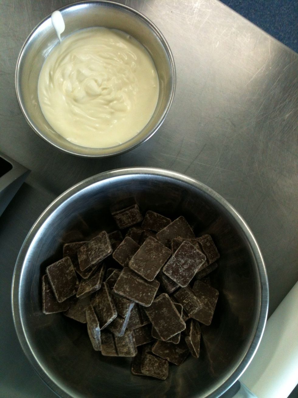 Para el relleno necesitamos chocolate, crema de leche y licor de naranja.