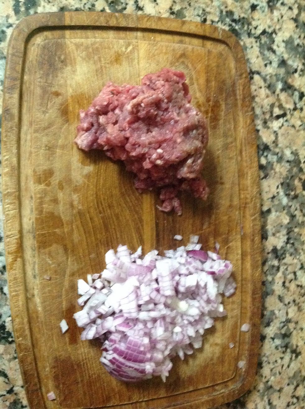 Para el relleno podeis hacer lo que mas os guste yo voy a hacerlas de carne picada con cebolla, y le iremos a\u00f1adiendo mas condimentos