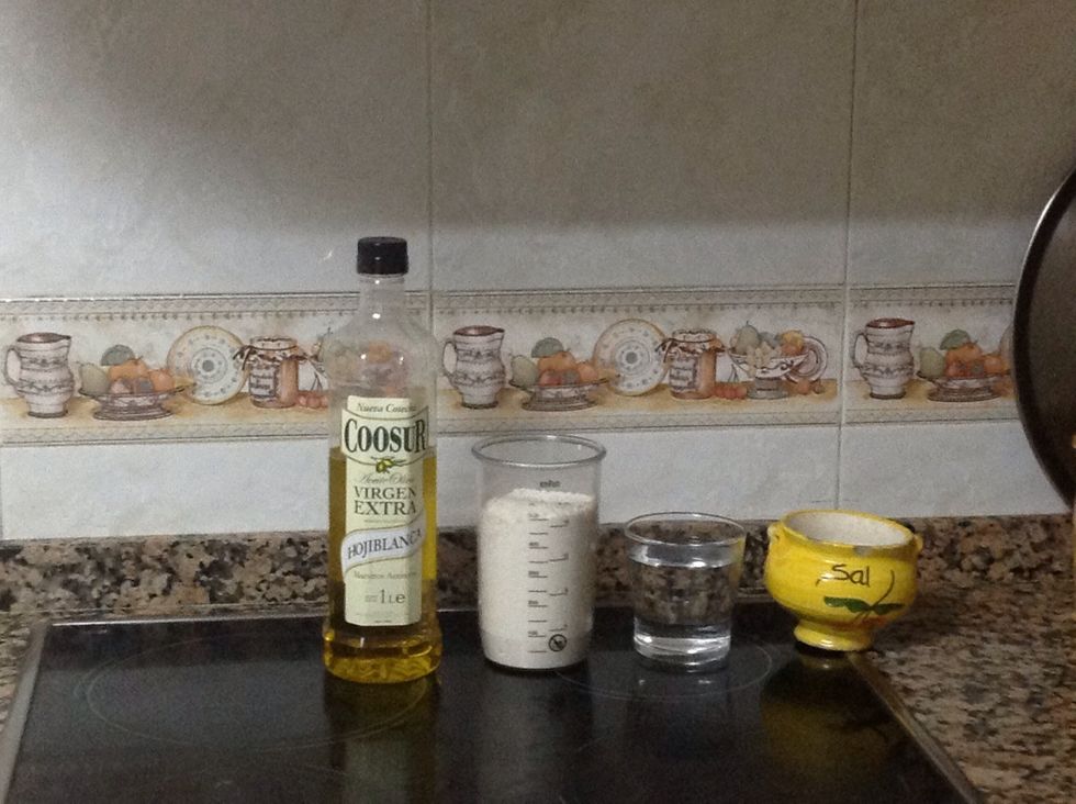 Para hacer nuestras empanadillas necesitaremos: -2 cucharadas de aceite de oliva -500 gr de harina -un vaso tivio de agua -Dos cucharaditas de sal