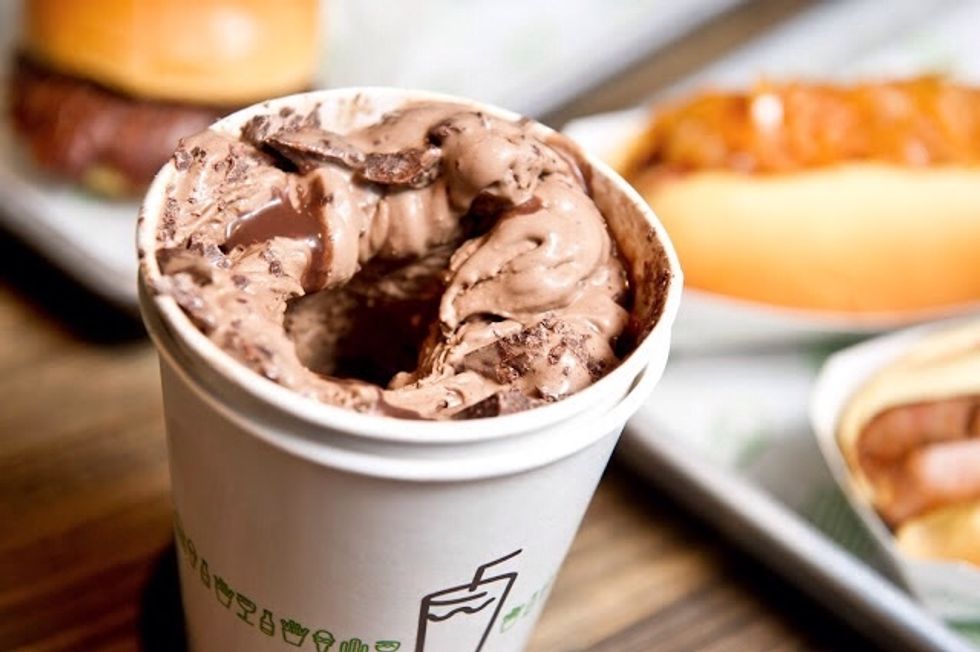 Para un postre puede tener un batido de chocolate. Antes de comiendo un hamburguesa las batidos son muy refrescante.