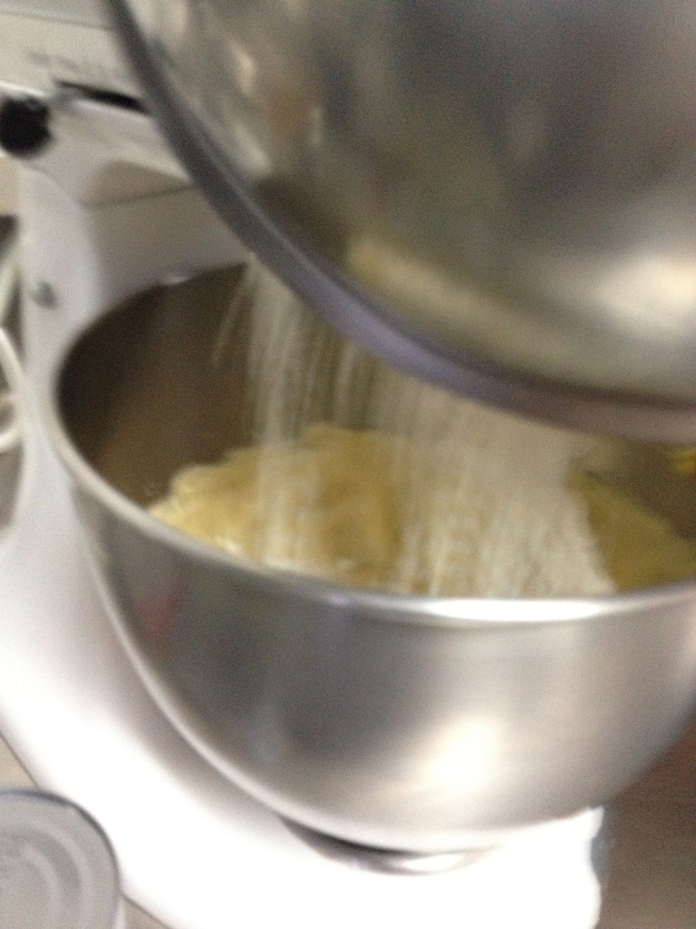 Parar la batidora y Agregar el harina //Stop the mixer and Add the flour