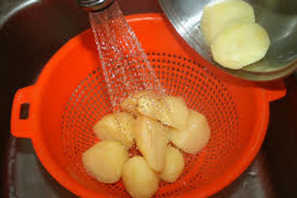 Pase las patatas por agua para eliminar el almid\u00f3n (starch) y esc\u00farralas.
